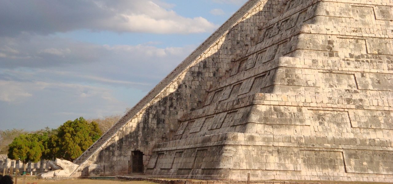The equinox shadow-serpent effect on El Castillo, the Pyramid of Kukulkan at Chichen Itza