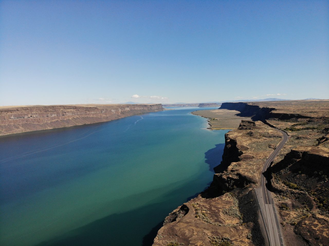 Grand Coulee and Steamboat Rock, Washington State, an 80-kilometer dry canyon cut through solid basalt