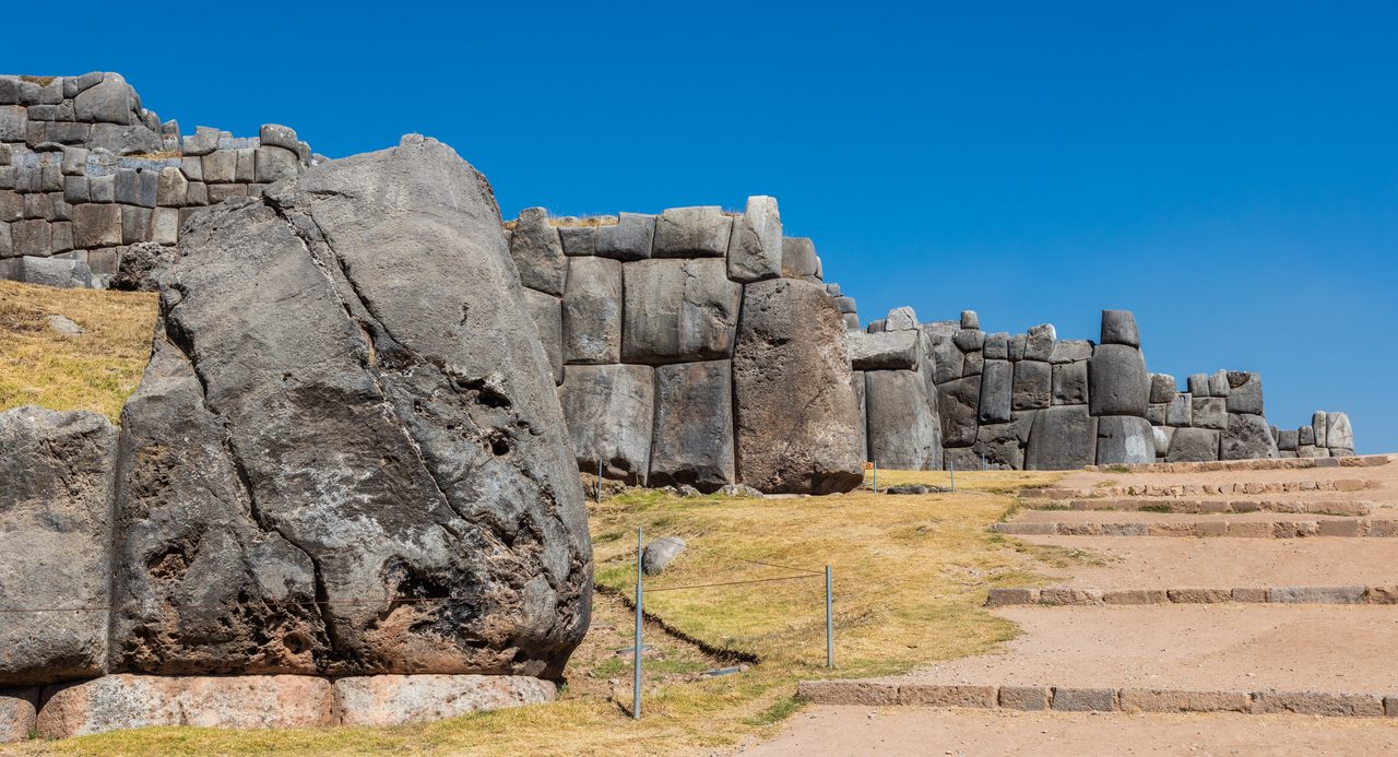 The sawtooth zigzag terraces of Sacsayhuamán seen along their length