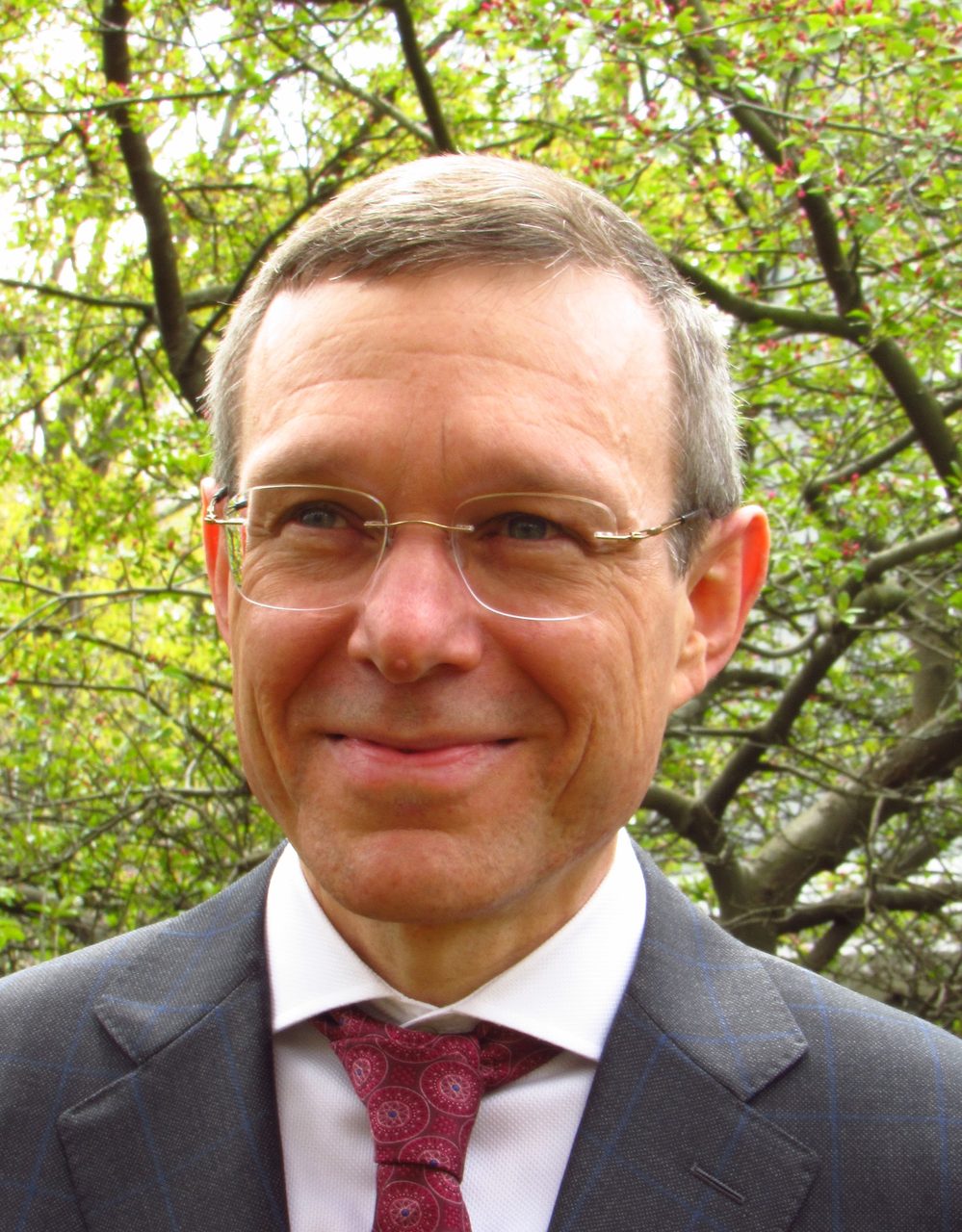 Portrait photograph of Harvard astrophysicist Avi Loeb